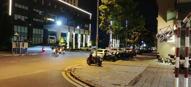 lap-den-led-trang-tro-cay-ngoai-troi-8-1-jpg Lắp Đèn Led Trang Trí Cây Xanh Tại Khu Đô Thị Mới An Hưng Hà Đông