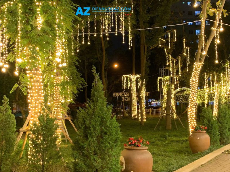 Trang Trí Đèn LED Cho Cây Ngoài Trời Gia đình thư giãn trong sân vườn có đèn LED chiếu cây