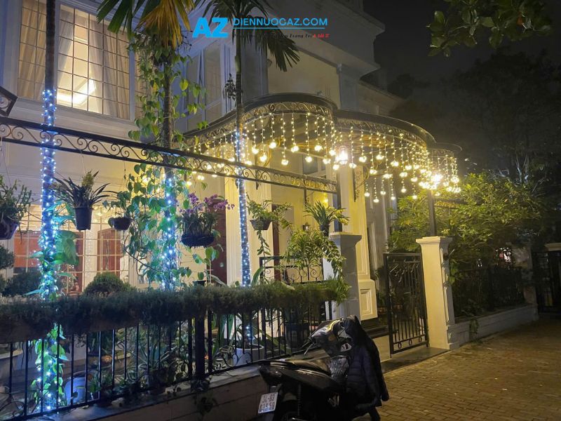 Trang Trí Đèn LED Cho Cây Ngoài Trời Cây bụi hoa hồng và đèn rèm hiên nhà được chiếu sáng bằng đèn LED dây
